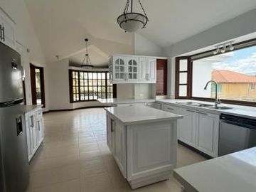 Exclusiva Casa con Piscina y Terreno de Ensueño en Cumbayá