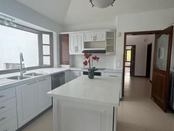 Exclusiva Casa con Piscina y Terreno de Ensueño en Cumbayá