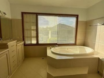 Exclusiva Casa con Piscina y Terreno de Ensueño en Cumbayá