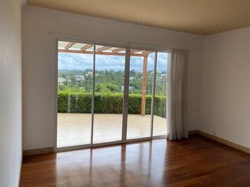 Exclusiva Casa con Piscina y Terreno de Ensueño en Cumbayá