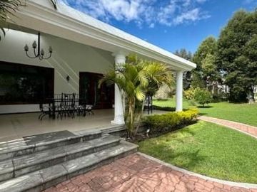 Exclusiva Casa con Piscina y Terreno de Ensueño en Cumbayá