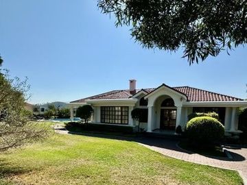 Exclusiva Casa con Piscina y Terreno de Ensueño en Cumbayá