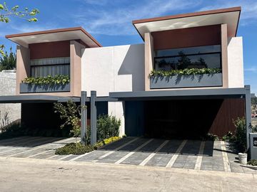 CASA EN VENTA EN FRACC. VILLAMAGNOLIAS ALTOZANO