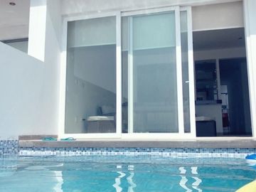 Vendo casa de playa con piscina, amoblada en 2da. fila, condominio Neptuno, Cerro Azul, Cañete, km 129.90