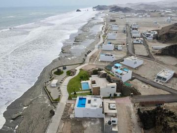 Vendo casa de playa con piscina, amoblada en 2da. fila, condominio Neptuno, Cerro Azul, Cañete, km 129.90