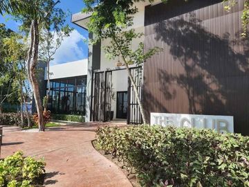CASA CON JARDIN EN RESIDENCIAL PRIVADO CON CASA CLUB