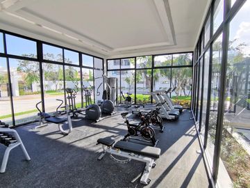 CASA CON JARDIN EN RESIDENCIAL PRIVADO CON CASA CLUB