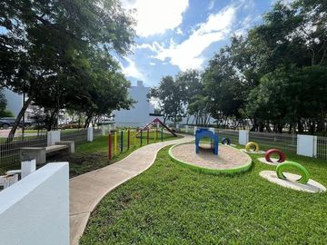 CASA CON JARDIN EN RESIDENCIAL PRIVADO CON CASA CLUB