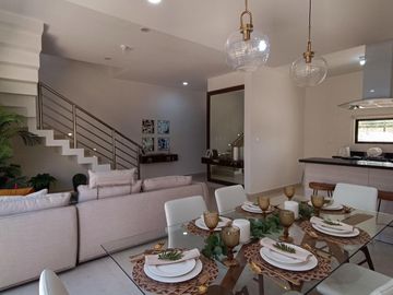 CASA CON JARDIN EN RESIDENCIAL PRIVADO CON CASA CLUB