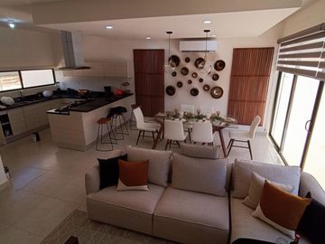 CASA CON JARDIN EN RESIDENCIAL PRIVADO CON CASA CLUB