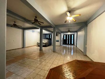 Edificio de tres niveles en Valle de Anahuac, excelente oportunidad de inversión