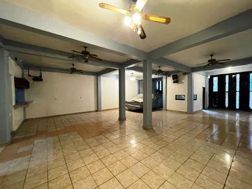 Edificio de tres niveles en Valle de Anahuac, excelente oportunidad de inversión