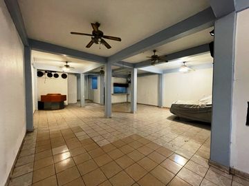 Edificio de tres niveles en Valle de Anahuac, excelente oportunidad de inversión