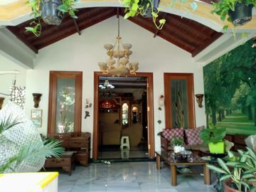 Rumah siap huni design classic furnished di Kerten Solo Jawa tengah