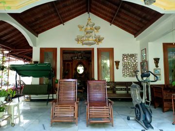 Rumah siap huni design classic furnished di Kerten Solo Jawa tengah