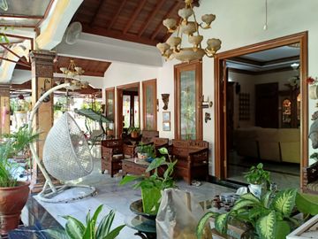 Rumah siap huni design classic furnished di Kerten Solo Jawa tengah
