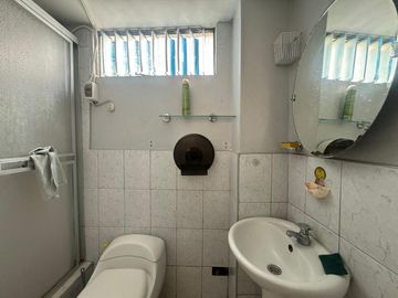 VENTA DE HERMOSA CASA Y NEGOCIO EN SANTIAGO DE SURCO