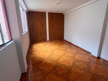 SE VENDE CASA EN LA MEJOR ZONA DE LOS OLIVOS