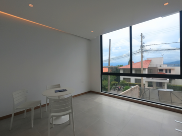 A estrenar - hermoso departamento en Cumbayá (Urb. Vista Hermosa)