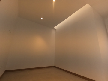 A estrenar - hermoso departamento en Cumbayá (Urb. Vista Hermosa)