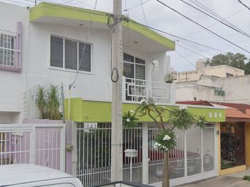 CASA EN JARDINES DEL COUNTRY GUADALAJARA JALISCO SUPER ATRACTIVA