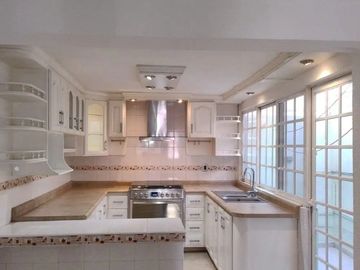 PRECIOSA Y AMPLIA CASA, EXCELENTE UBICACIÓN EN RESIDENCIAL LAS AMÉRICAS ECATEPEC. A UNOS MINUTOS DE LA CDMX!!! -NO CRÉDITOS-