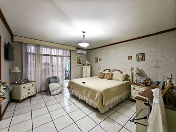 Departamento en venta en condominio frente al San Marino, Kennedy norte