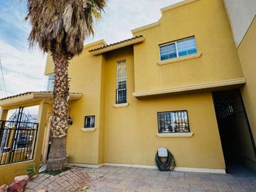 SE VENDE CASA IMPECABLE Y EN INMEJORABLE UBICACIÓN