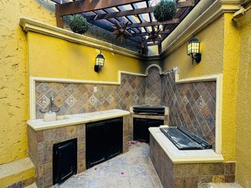 SE VENDE CASA IMPECABLE Y EN INMEJORABLE UBICACIÓN