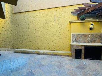 SE VENDE CASA IMPECABLE Y EN INMEJORABLE UBICACIÓN