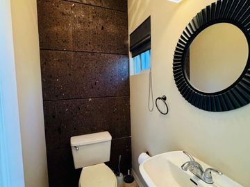 SE VENDE CASA IMPECABLE Y EN INMEJORABLE UBICACIÓN
