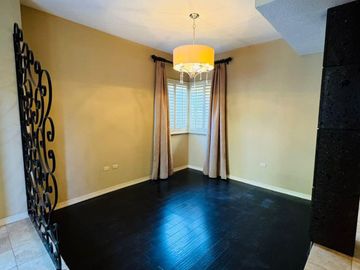 SE VENDE CASA IMPECABLE Y EN INMEJORABLE UBICACIÓN