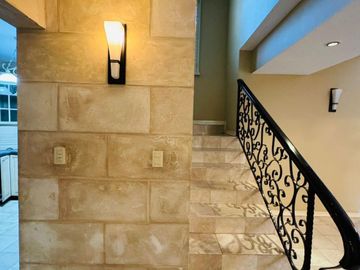 SE VENDE CASA IMPECABLE Y EN INMEJORABLE UBICACIÓN