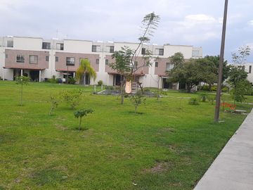Casa de tres recámaras, modelo Amatista,  frente a la alberca, en Real Santa Fe Residencial, Xochitepec, Mor.