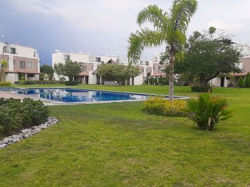 Casa de tres recámaras, modelo Amatista,  frente a la alberca, en Real Santa Fe Residencial, Xochitepec, Mor.