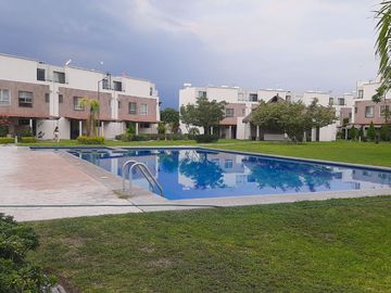 Casa de tres recámaras, modelo Amatista,  frente a la alberca, en Real Santa Fe Residencial, Xochitepec, Mor.