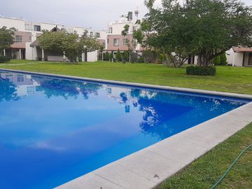 Casa de tres recámaras, modelo Amatista,  frente a la alberca, en Real Santa Fe Residencial, Xochitepec, Mor.