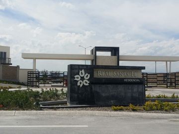 Casa de tres recámaras, modelo Amatista,  frente a la alberca, en Real Santa Fe Residencial, Xochitepec, Mor.