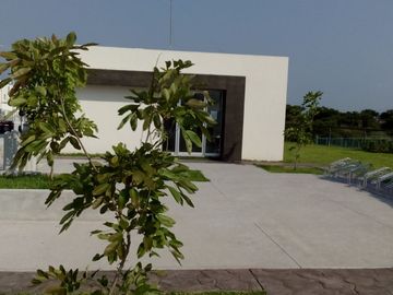 Casa de tres recámaras, modelo Amatista,  frente a la alberca, en Real Santa Fe Residencial, Xochitepec, Mor.