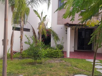 Casa de tres recámaras, modelo Amatista,  frente a la alberca, en Real Santa Fe Residencial, Xochitepec, Mor.