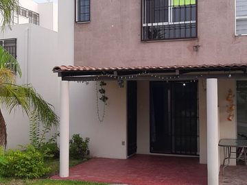 Casa de tres recámaras, modelo Amatista,  frente a la alberca, en Real Santa Fe Residencial, Xochitepec, Mor.
