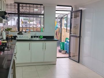 VENDO CASA EN QUITO - SECTOR MONJAS