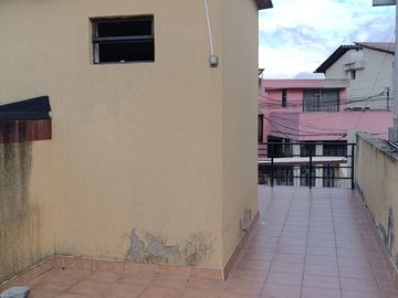 VENDO CASA EN QUITO - SECTOR MONJAS