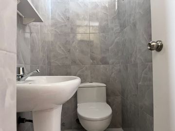 SE PONE EN ALQUILER CASA SEMI AMOBLADA CON TIENDA COMERCIAL - VALLECITO