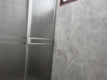 SE PONE EN ALQUILER CASA SEMI AMOBLADA CON TIENDA COMERCIAL - VALLECITO
