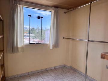 SE PONE EN ALQUILER CASA SEMI AMOBLADA CON TIENDA COMERCIAL - VALLECITO