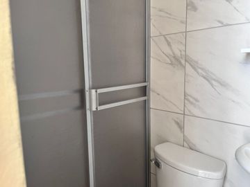 SE PONE EN ALQUILER CASA SEMI AMOBLADA CON TIENDA COMERCIAL - VALLECITO