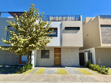 Casa Nueva con Roof Garden en Venta en Parques Vallarta