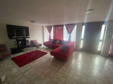 VENTA- AMPLIA CASA EN VILLA LAZARO CARDENAS, TLALPAN. CERCA CALZ. ACOXPA.