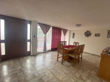 VENTA- AMPLIA CASA EN VILLA LAZARO CARDENAS, TLALPAN. CERCA CALZ. ACOXPA.
